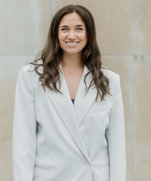 Johanna Kajson är kreatör, livscoach och bröllopsplanerare. I den här artikeln berättar ho om hur det är att leva med endometrios. Hon har en ljust, turkos kostym och utsläppt hår.