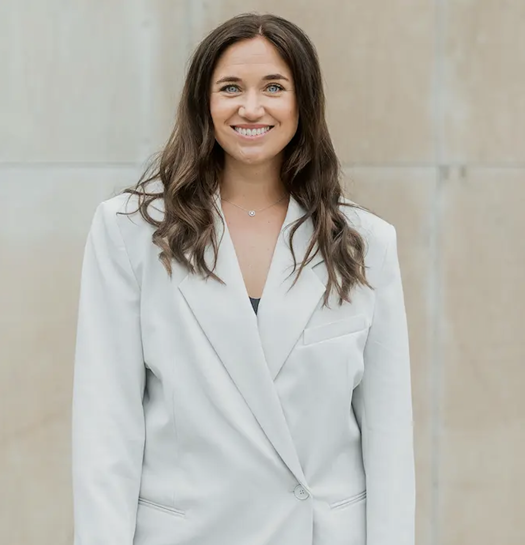 Johanna Kajson är kreatör, livscoach och bröllopsplanerare. I den här artikeln berättar ho om hur det är att leva med endometrios. Hon har en ljust, turkos kostym och utsläppt hår.