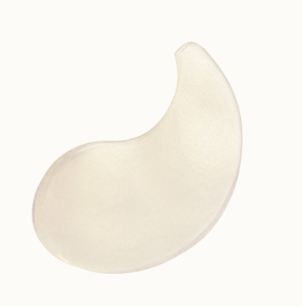 En vit eye patch från Charlotte Tilbury.