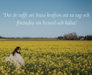 Johanna kajson fotograferad på ett stort rapsfält fullt med gula blommor. Himmlen är klarblå och hon bär en vit klänning och tittar bakåt, in i kameran.