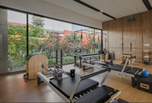 Pilatessalen med moderna megaformermaskiner och vacker utsikt ut mot naturen.