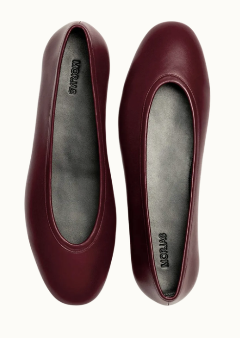 Vinröda ballerinas med rund tå från Morjas.