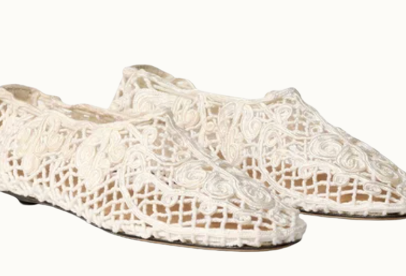 Off wihte ballerinas i virkad form.