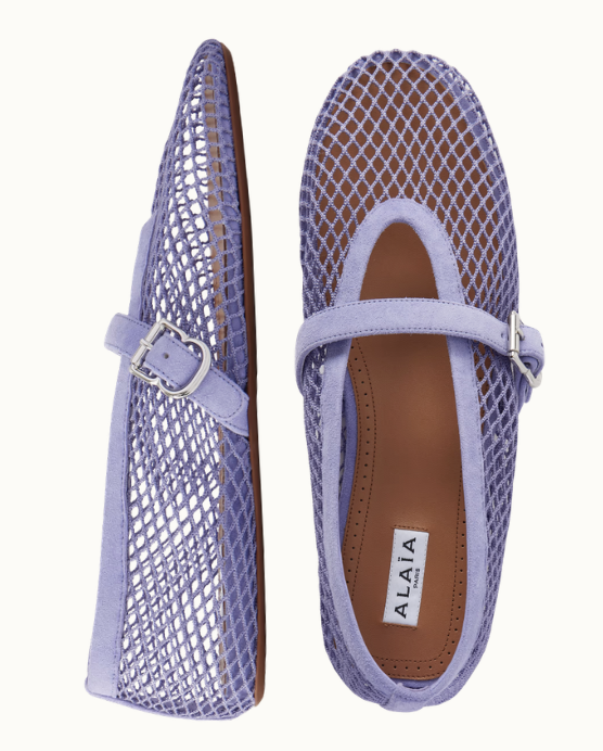 Ljuslila Alaia flats med hålmönster i och ett spänne över foten.