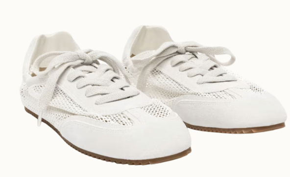 Vita, nätta sneakers från Arket.