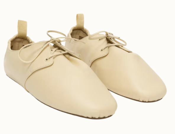 Ljusgula , nätta skinn sneakers med snörning.