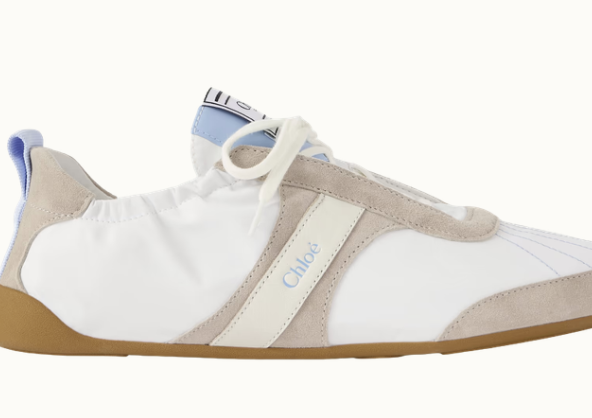 Nätta sneakers i vitt med beiga och ljusblå detaljer från Chloé.