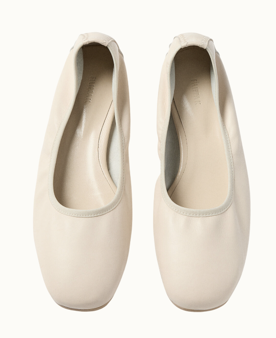 Platta ballerinas i ljust, beige skinn från Filippa K.