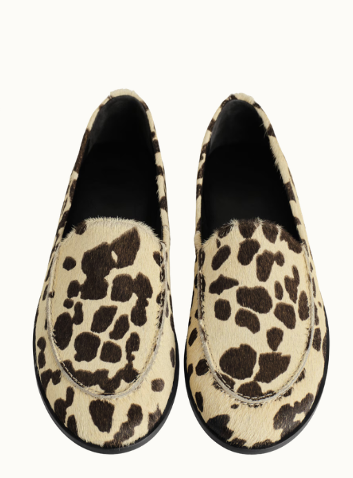 Loafers med fläckar från Cos i ljusgult och brunt.