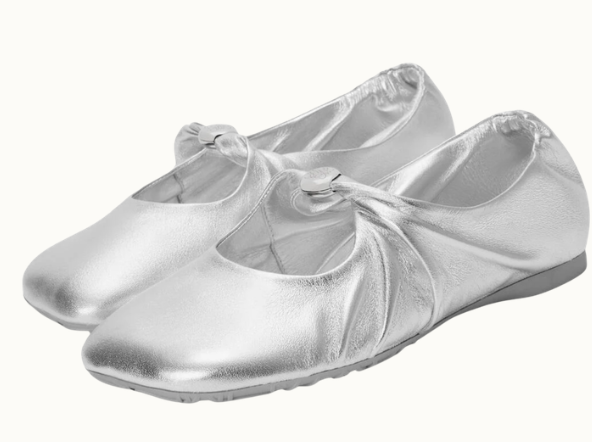 Silverfärgade skinn ballerinas med en twistad knut från Loewe.