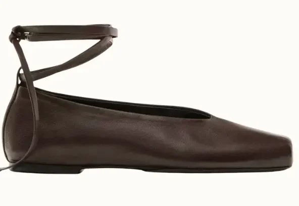 Bruna ballerinas med platt sula med vristrem.