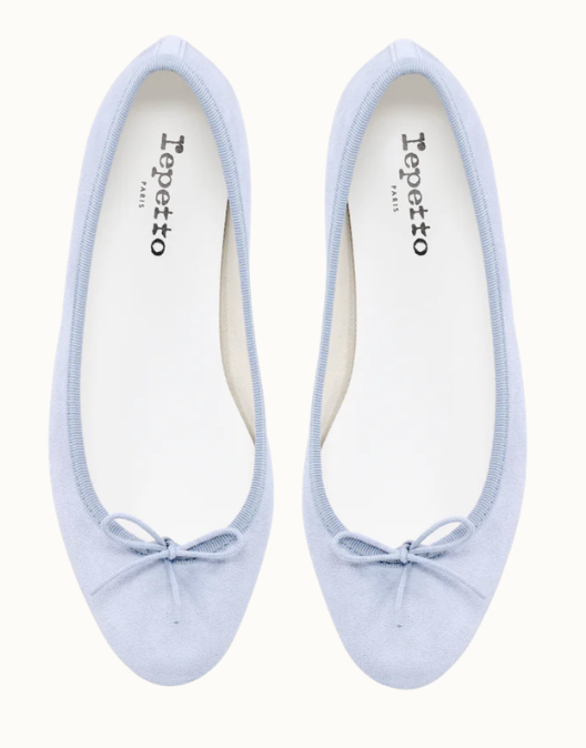 Ljusblå ballerinas med rund tå och en liten rosett framtill.