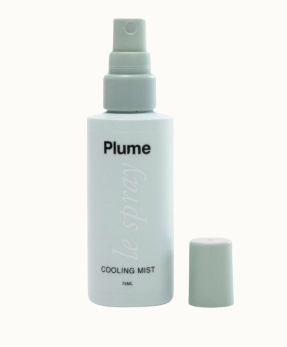 Mintgrön sprayflaska med cooling mist för ansiktet. Från märket Plume.