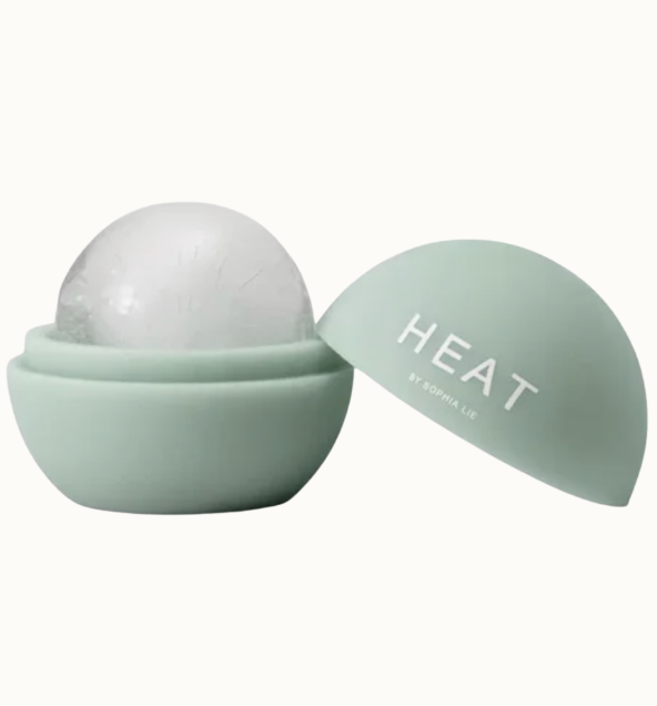 Mintgrön cryo ball, en rund silikonform som man fyller med vatten och fryser för en stor, runt isbit som man drar över ansiktet.