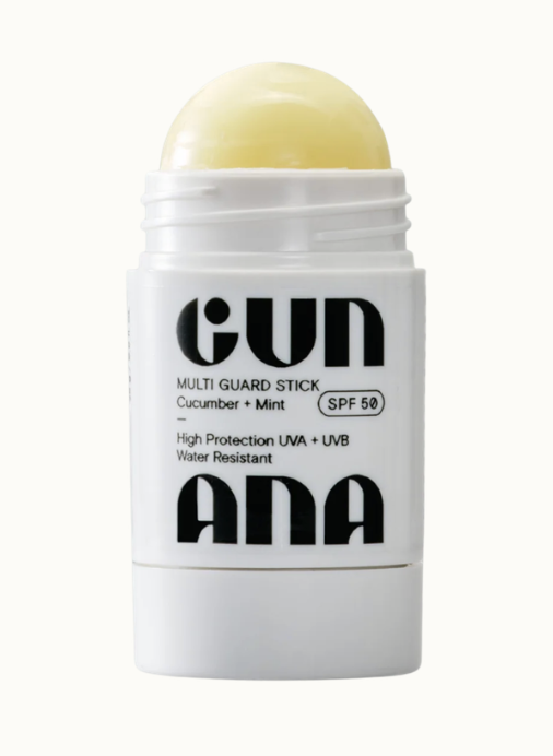 Sun balm från Gun ana. Förpackningen är i plast med vit balgrund och svart text.