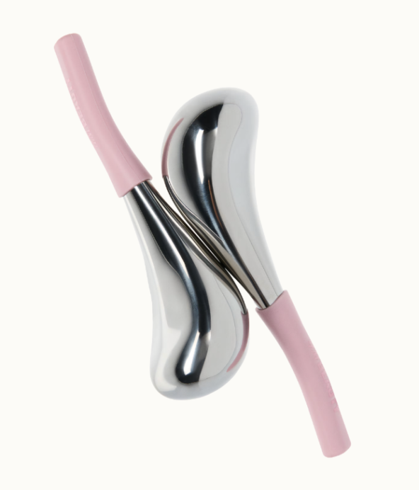 Massageverktug som i krom och rosa som du kyler ner i frysen och sedan masserar dig med i ansikte och på hals från H&M.
