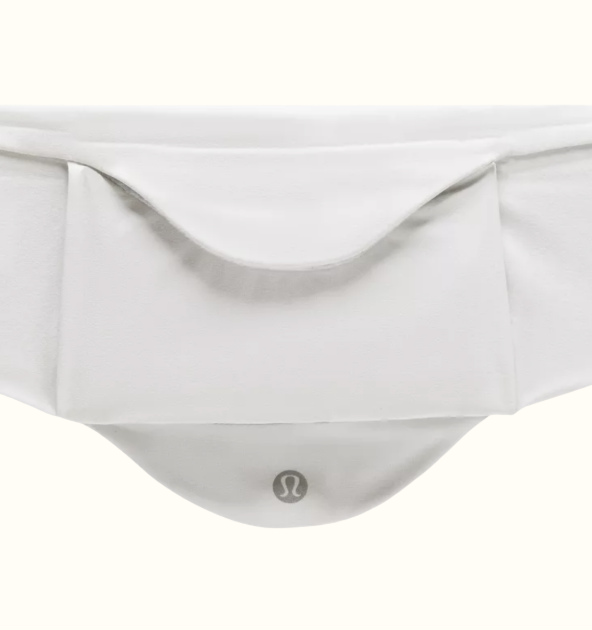 Krage som man fäster runt halsen och fyler med is i bak för att yla ner sig själv. Vit krage från luluLemon.