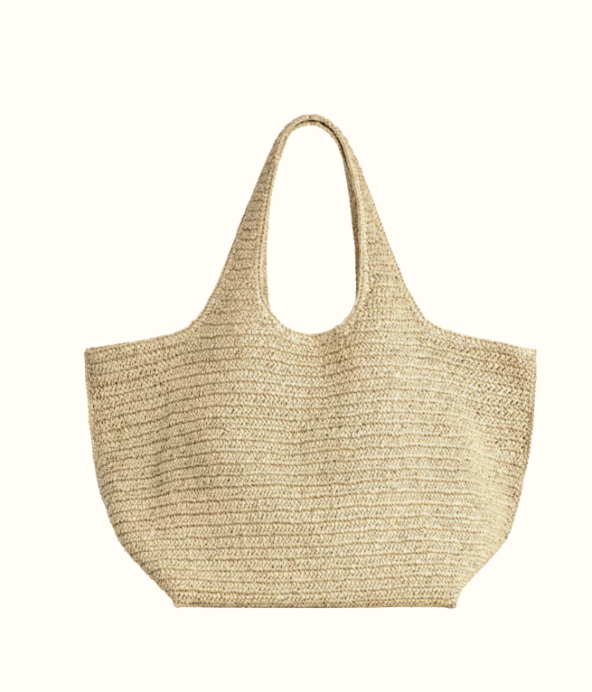 Naturfärgad väska i raffia från Cos. Totemodell som går att ha på axeln.