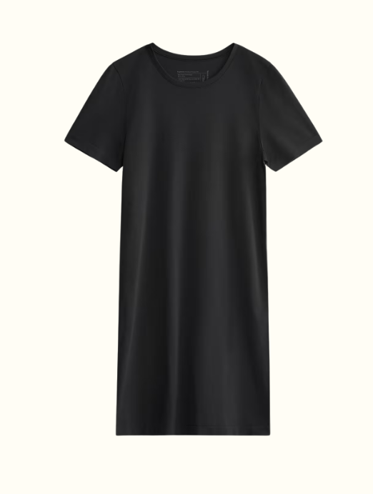 Svart nattinne i t-shirt modell från Lindex. Medellång med rundad halsringning.