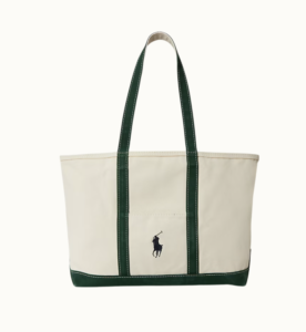 Canvasväska från Polo Ralph Lauren i beige och grönt med det klassiska Ralph Lauren-märket i form av en polospelare på häst på.