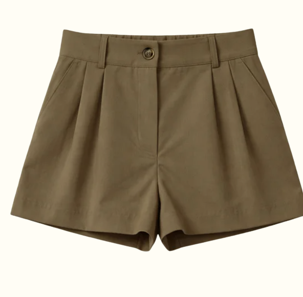 Brun-beiga korta shorts i dressad modell men knapp i midjan från Wakakuu Icons.